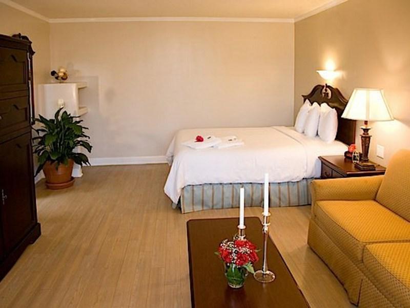Carousel Inn And Suites Анахайм Экстерьер фото