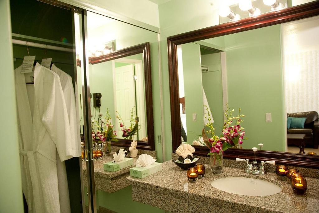 Carousel Inn And Suites Анахайм Экстерьер фото
