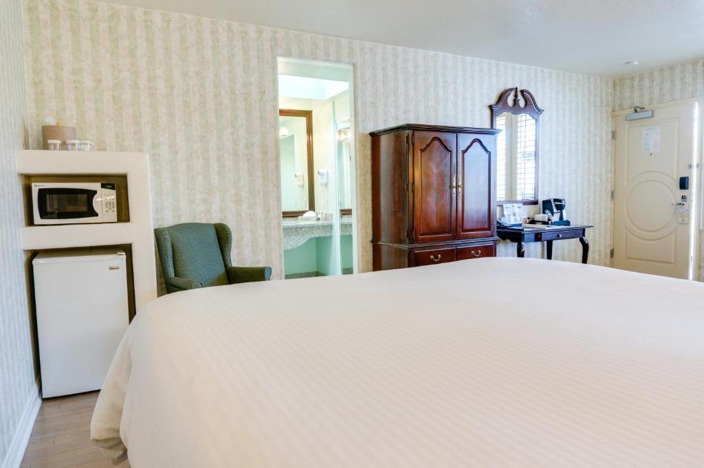Carousel Inn And Suites Анахайм Экстерьер фото