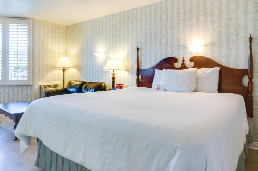 Carousel Inn And Suites Анахайм Экстерьер фото